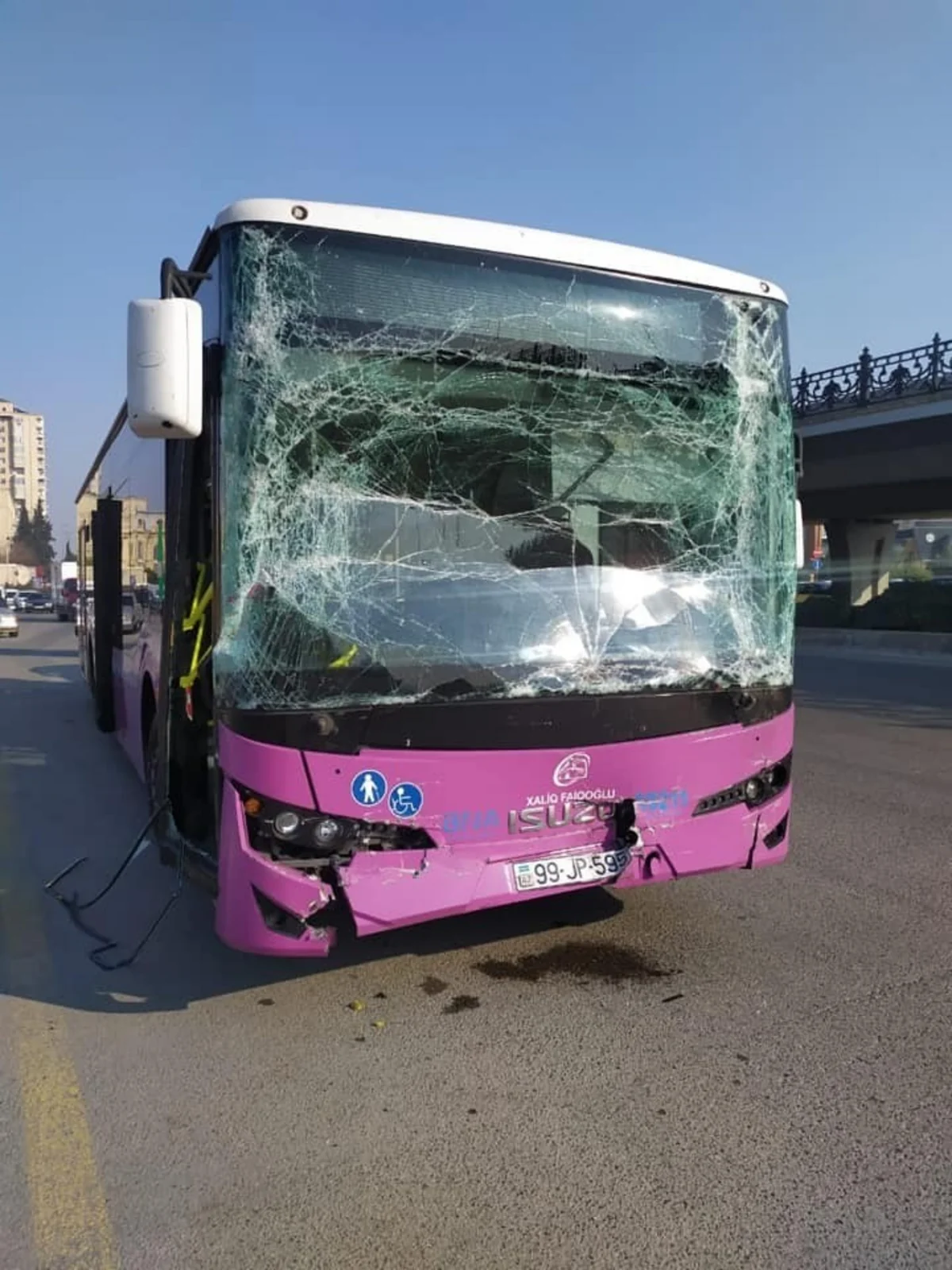 Bakıda iki sərnişin avtobusunun və bir minik avtomobilinin iştirakı ilə yol qəzası baş verib