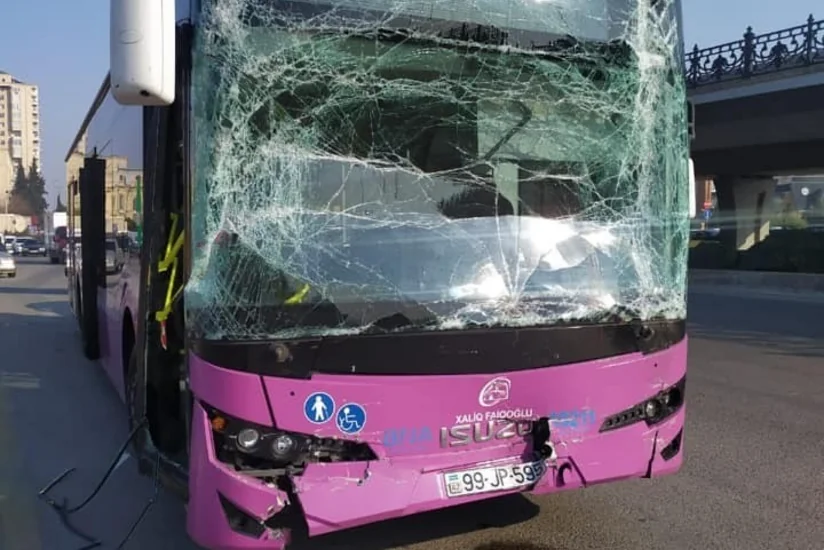 Bakıda iki sərnişin avtobusunun və bir minik avtomobilinin iştirakı ilə yol qəzası baş verib