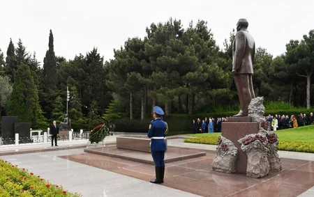 Azərbaycan Prezidenti ümummilli lider Heydər Əliyevin məzarını ziyarət edib - FOTO - YENİLƏNİB