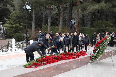 Azərbaycan xalqı Heydər Əliyevin xatirəsini yad edir - FOTOREPORTAJ