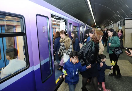 Prezident İlham Əliyev paytaxta gətirilən yeni metro qatarlarında yaradılan şəraitlə tanış olub - YENİLƏNİB
