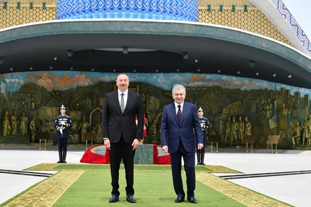 President Ilham Aliyev visits Independence Monument in Tashkent