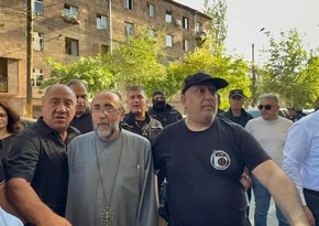 Ermənistanda arxiyepiskop Mikael Acapaxyan İstintaq Komitəsinə gəlib və saxlanılıb