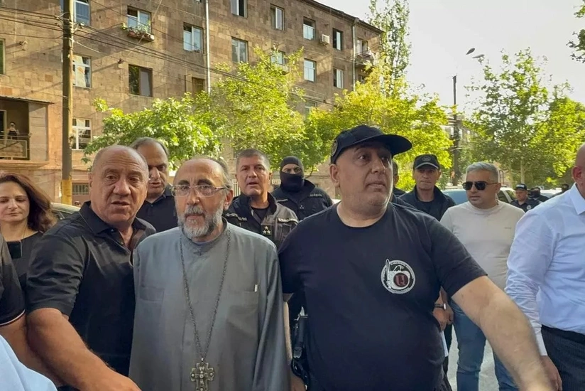 Ermənistanda arxiyepiskop Mikael Acapaxyan İstintaq Komitəsinə gəlib və saxlanılıb