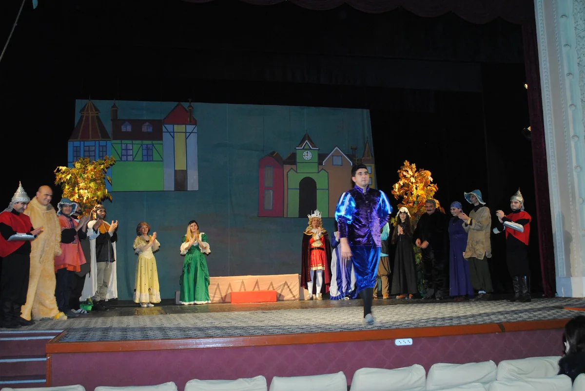 Sumqayıt teatrında “Cəsur dərzi” tamaşasına baxış olub