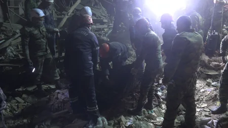 Xilasedicilər Gəncədə dağıntılar altından 52 yaralı və 13 meyit çıxarıb