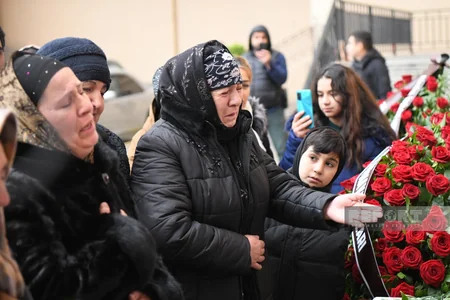 Təyyarə qəzasında həlak olan stüardessa Hökumə Əliyevanın yaşadığı evdə xatirəsi anılır