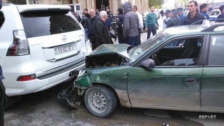 Bakıda polisin təqib etdiyi maşın qəza törədib - FOTO