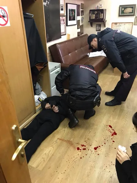 Moskvada tanınmış radiostansiyaya hücum olub, aparıcı boğazından yaralanıb - FOTO