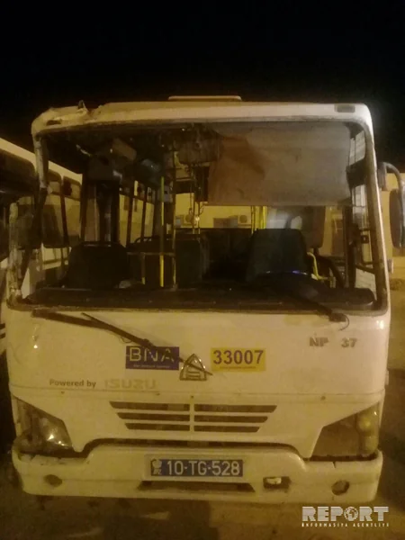 Bakıda sərnişin avtobusu yük maşınına çırpılıb, 8 nəfər xəsarət alıb - FOTO