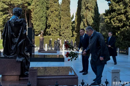 İdman ictimaiyyətinin nümayəndələri Fəxri xiyabanı ziyarət ediblər