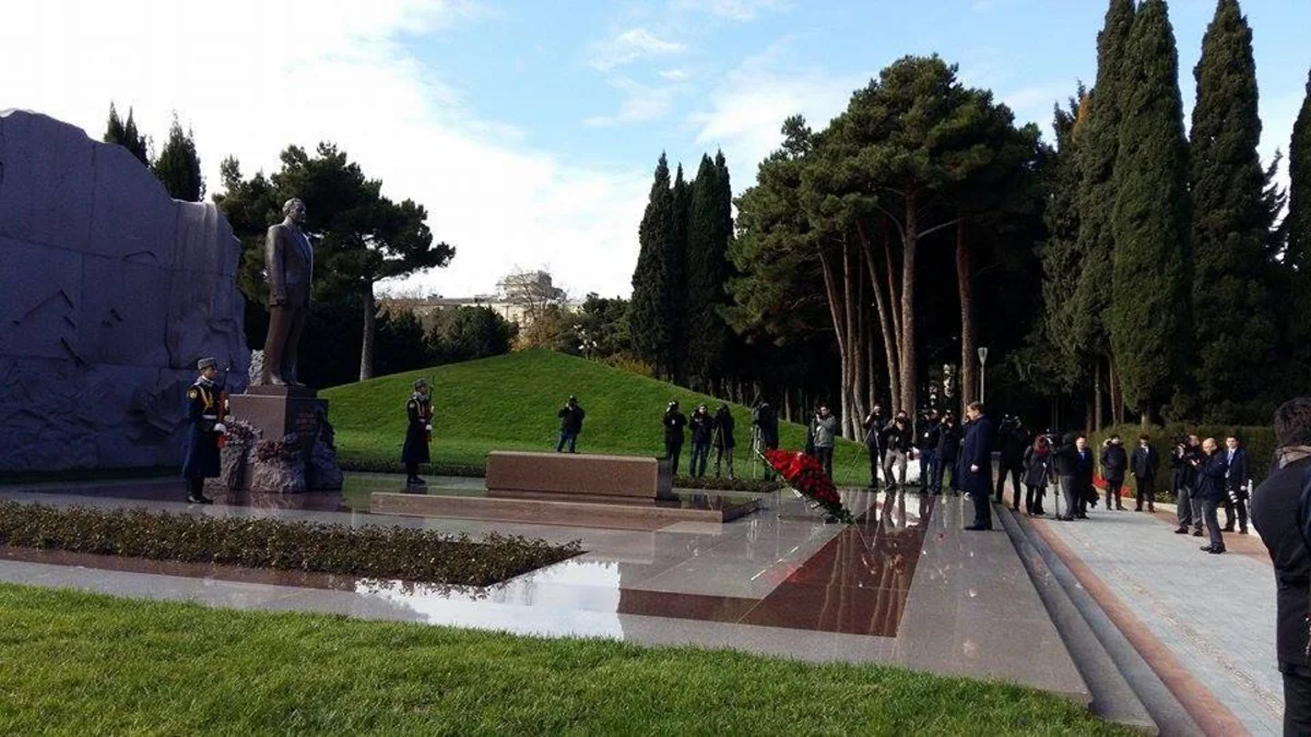 ​Ahmet Davutoglu kisses Azerbaijani flag