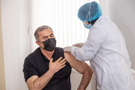 Жителям Сальяна начали вводить вторую дозу вакцины COVID-19