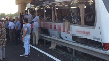 Türkiyədə sərnişin avtobusu körpüyə çarpılıb, 5 nəfər ölüb, çoxlu sayda sərnişin yaralanıb