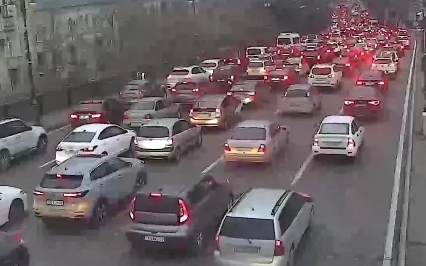 Bakının bir sıra yollarında avtomobillərin sıxlığı yaranıb