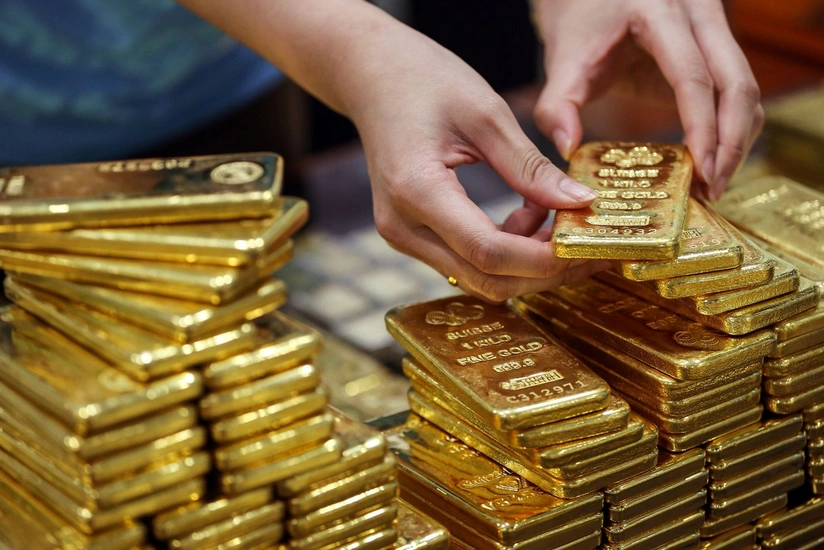 Gold rising in price amid falling US dollar rate