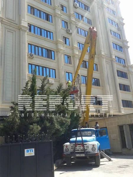 Yanan binanın ətrafındakı binaların üzlükləri sökülür
