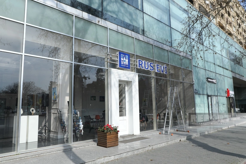 В Баку демонтируется часть вывески со здания Русского дома