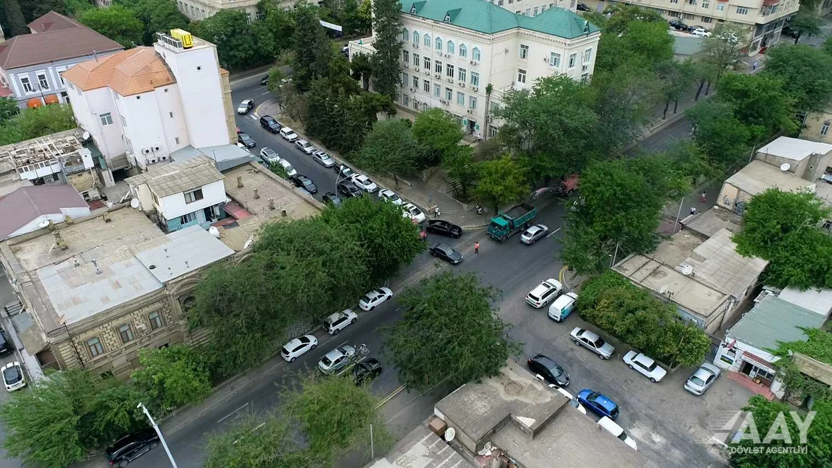 Bakının Zivərbəy Əhmədbəyov küçəsi təmir edilir