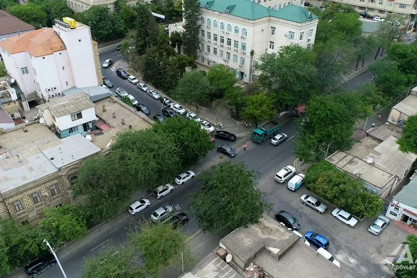 Bakının Zivərbəy Əhmədbəyov küçəsi təmir edilir