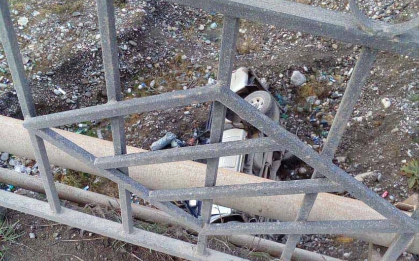 Qubada minik avtomobili körpüdən aşıb, xəsarət alanlar var