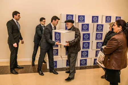 Heydər Əliyev Fondu aztəminatlı ailələrə ənənəvi Novruz sovqatları paylayır