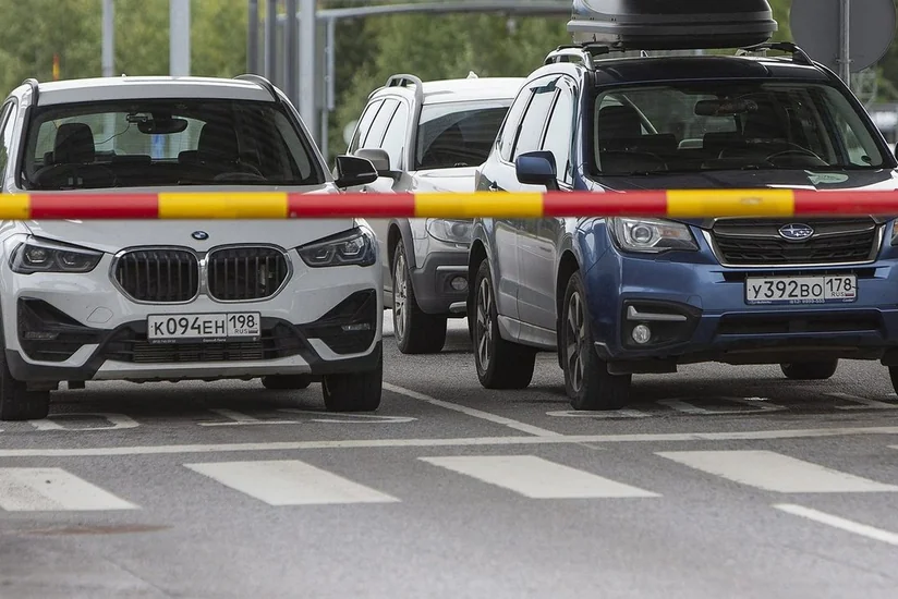Estonia bans entry of cars with Russian license plates