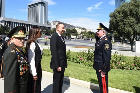 ​Prezident İlham Əliyev 9 May - Qələbə bayramı münasibətilə Bakıda keçirilən mərasimdə iştirak edib