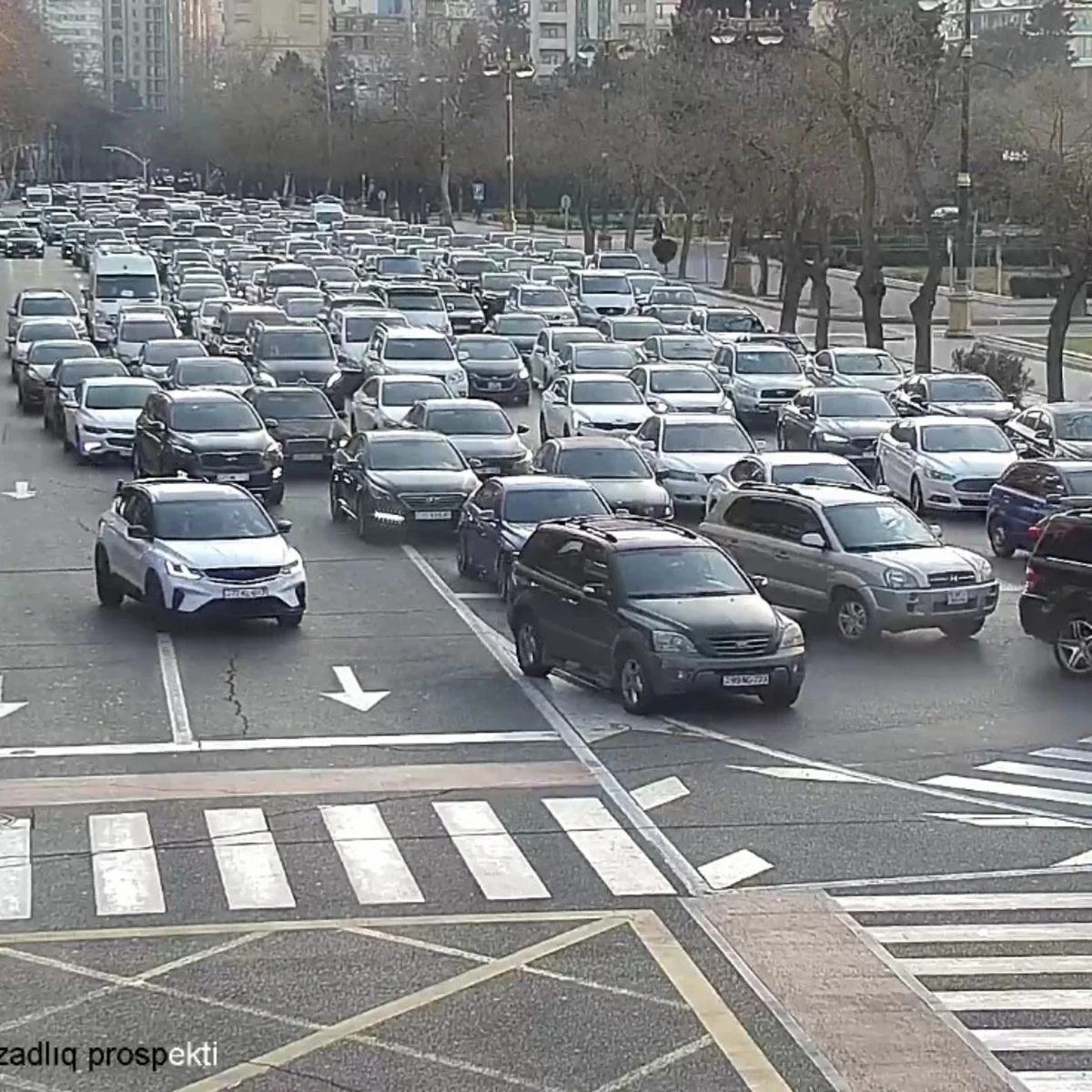 Bakının bir sıra yollarında nəqliyyat vasitələrinin hərəkəti çətinləşib