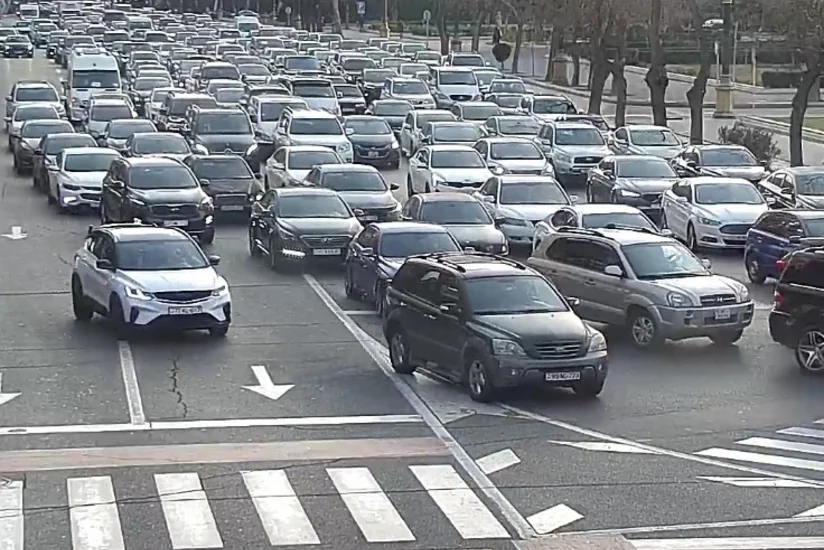 Bakının bir sıra yollarında nəqliyyat vasitələrinin hərəkəti çətinləşib