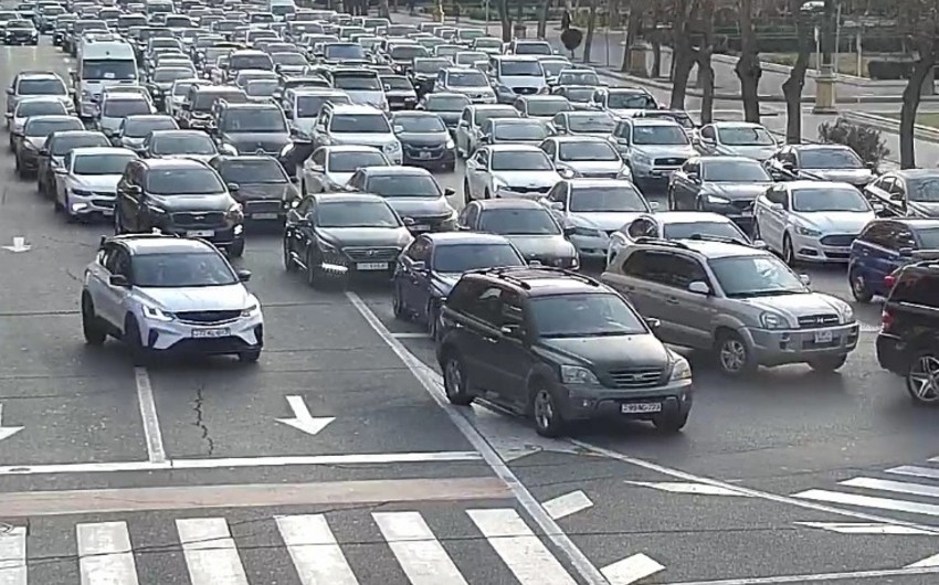 Bakının bir sıra yollarında nəqliyyat vasitələrinin hərəkəti çətinləşib
