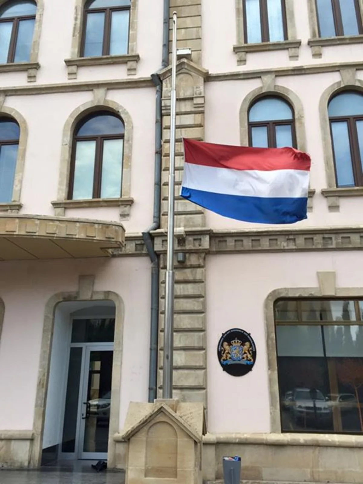 Niderlandın Azərbaycandakı səfirliyinin önündəki bayraqlar yarıya endirilib