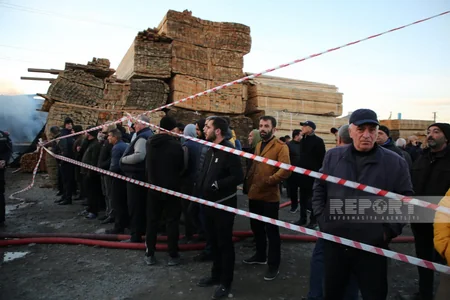 Bakıda inşaat materialları bazarındakı yanğının açıq alov mənbələri söndürülüb - YENİLƏNİB-7