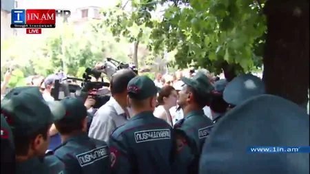 В Ереване полиция разобрала баррикады протестующих - ОБНОВЛЕНО