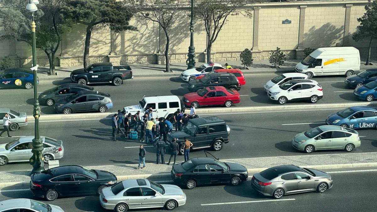 Bakıda avtomobillə motosiklet toqquşub, yolda sıxlıq yaranıb