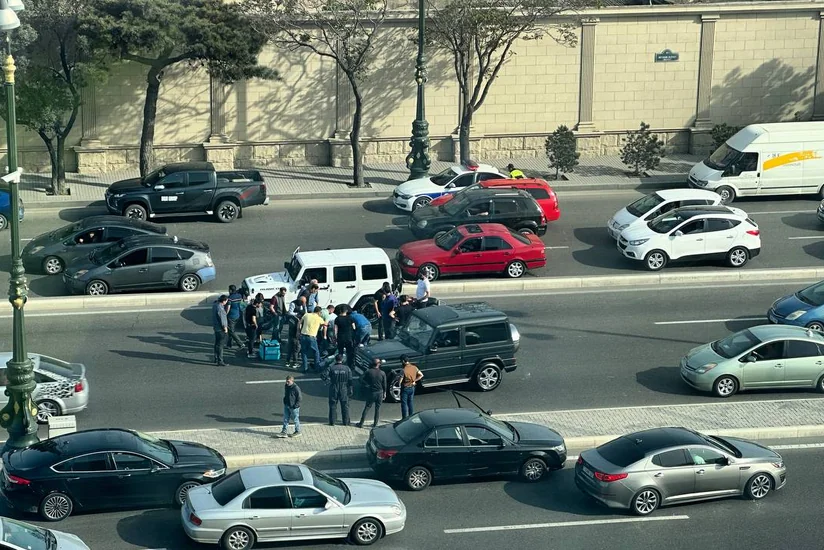 Bakıda avtomobillə motosiklet toqquşub, yolda sıxlıq yaranıb