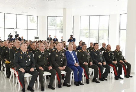 Prezident İlham Əliyev hərbçilər üçün inşa edilən binada yaradılan şəraitlə tanış olub