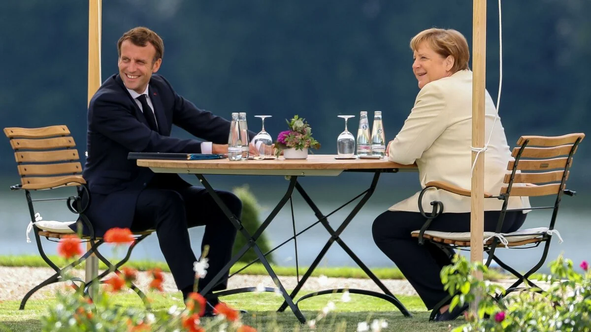 Merkel vida səfəri üçün Fransaya gedib