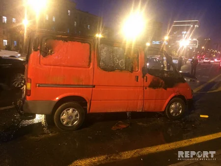 Перед Верховным судом сгорел микроавтобус