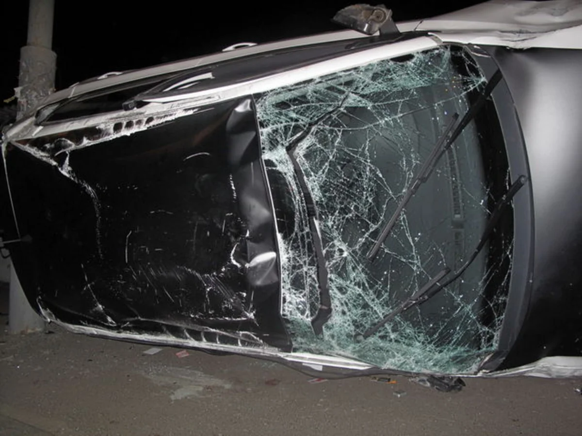 ​Автомобиль с азербайджанскими номерами устроил гонку в Киеве и врезался в бордюр - ФОТО