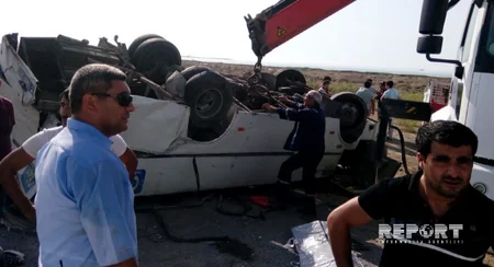 Bakıda sürücünün yatması nəticəsində avtobus qəzaya düşüb: 1 nəfər ölüb, 10-dan çox şəxs yaralanıb - FOTO - VİDEO - YENİLƏNİB-2