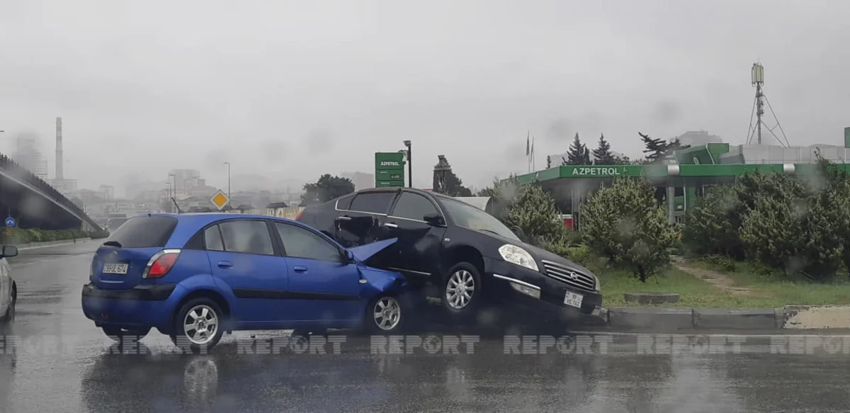 Bakıda yağışlı hava şəraiti yol qəzasına səbəb olub