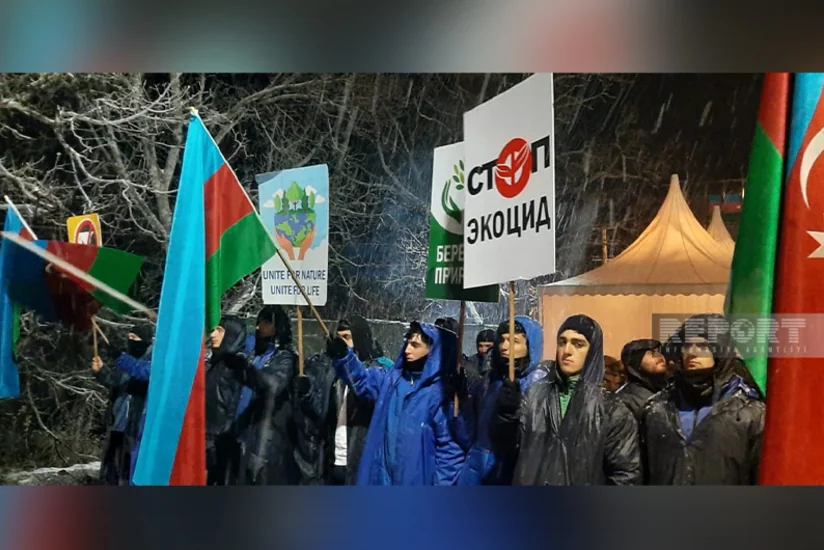 Несмотря на морозную погоду, экоакция на дороге Ханкенди-Лачын продолжается