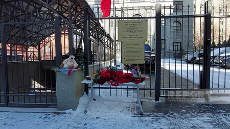 Kiyevdə Türkiyə səfirliyinin qarşısında zəlzələ qurbanları anılır