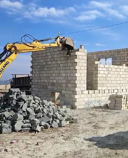 Bakı və Şəmkirdə qanunsuz tikililər sökülüb