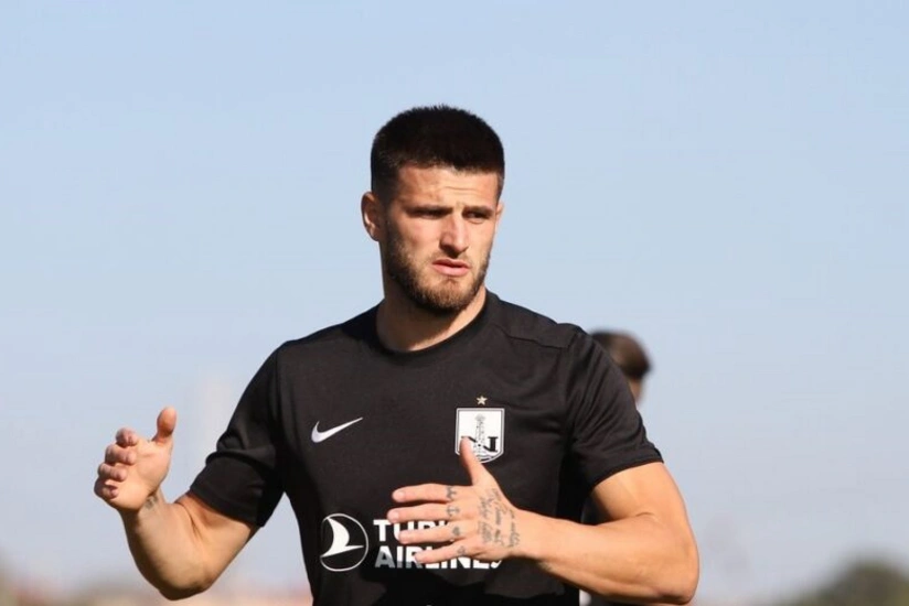 Neftçi albaniyalı futbolçu ilə vidalaşdı