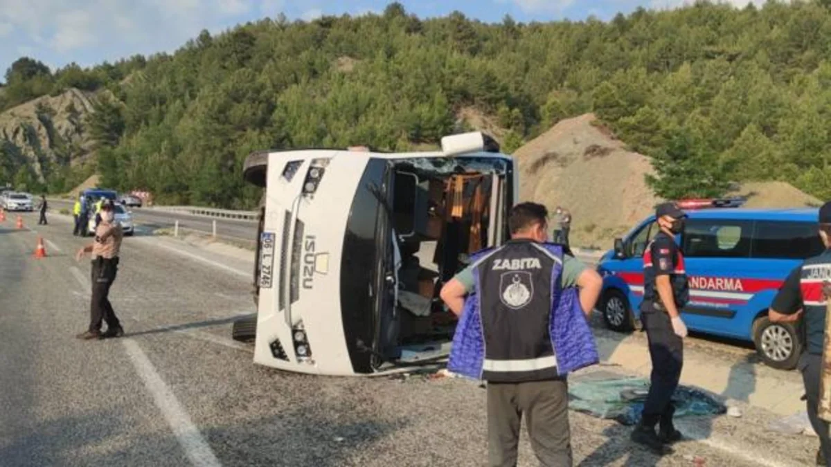 Türkiyədə ağır yol qəzasında onlarla uşaq xəsarət aldı