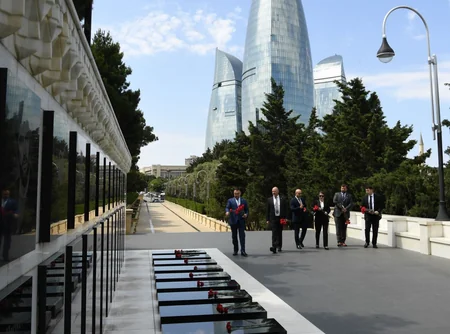 Çexiyalı parlamentarilər Ulu Öndərin məzarını və Şəhidlər xiyabanını ziyarət edib
