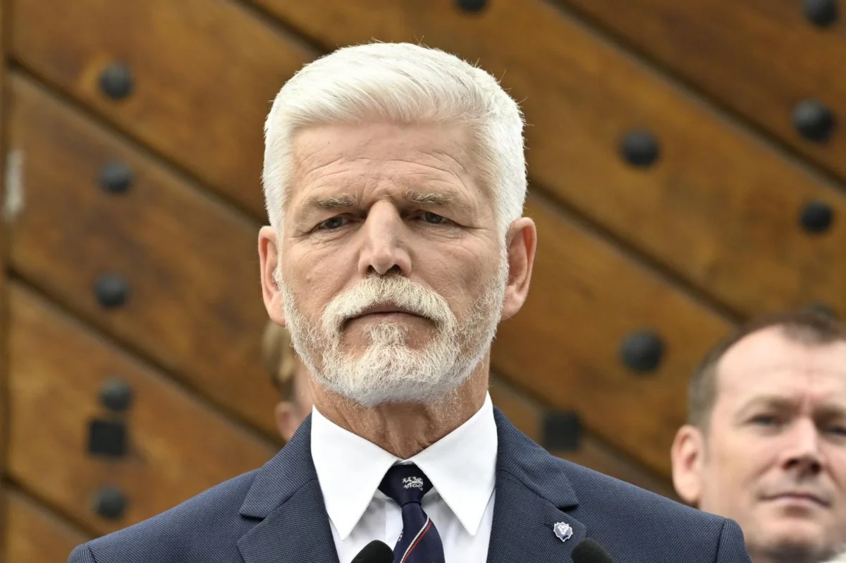 Премьер Чехии призвал поддержать Петра Павела во втором туре президентских выборов