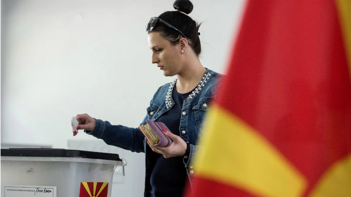 Правящая партия в Северной Македонии лидирует на досрочных выборах в парламент